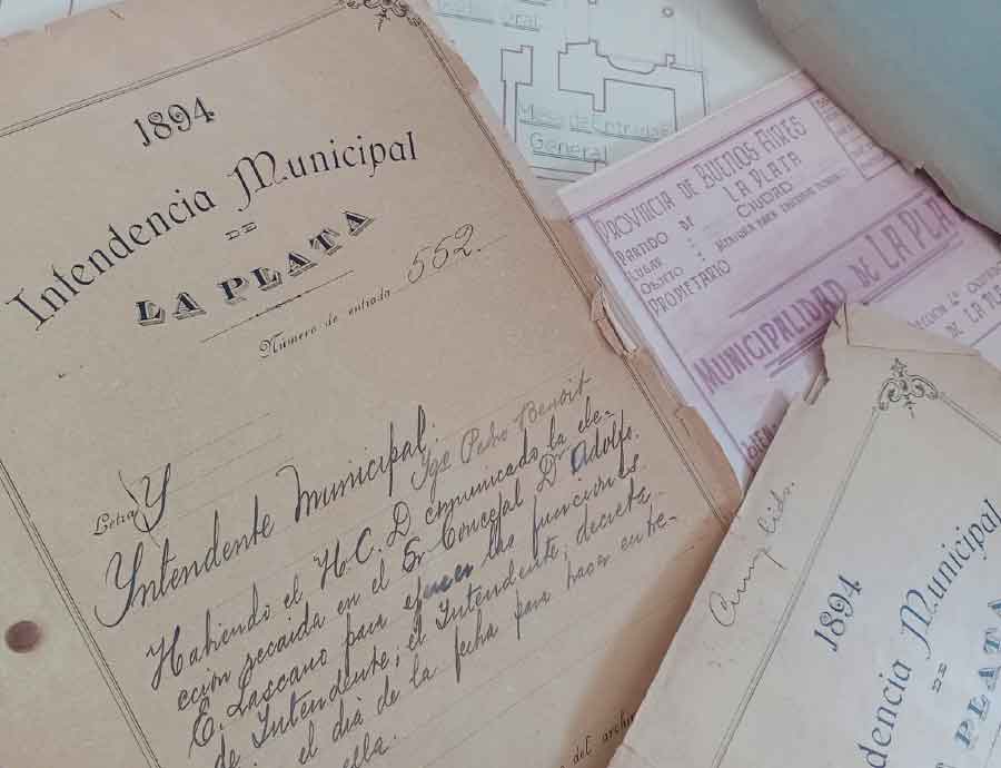 Imagen de un documento antiguo en formato libro